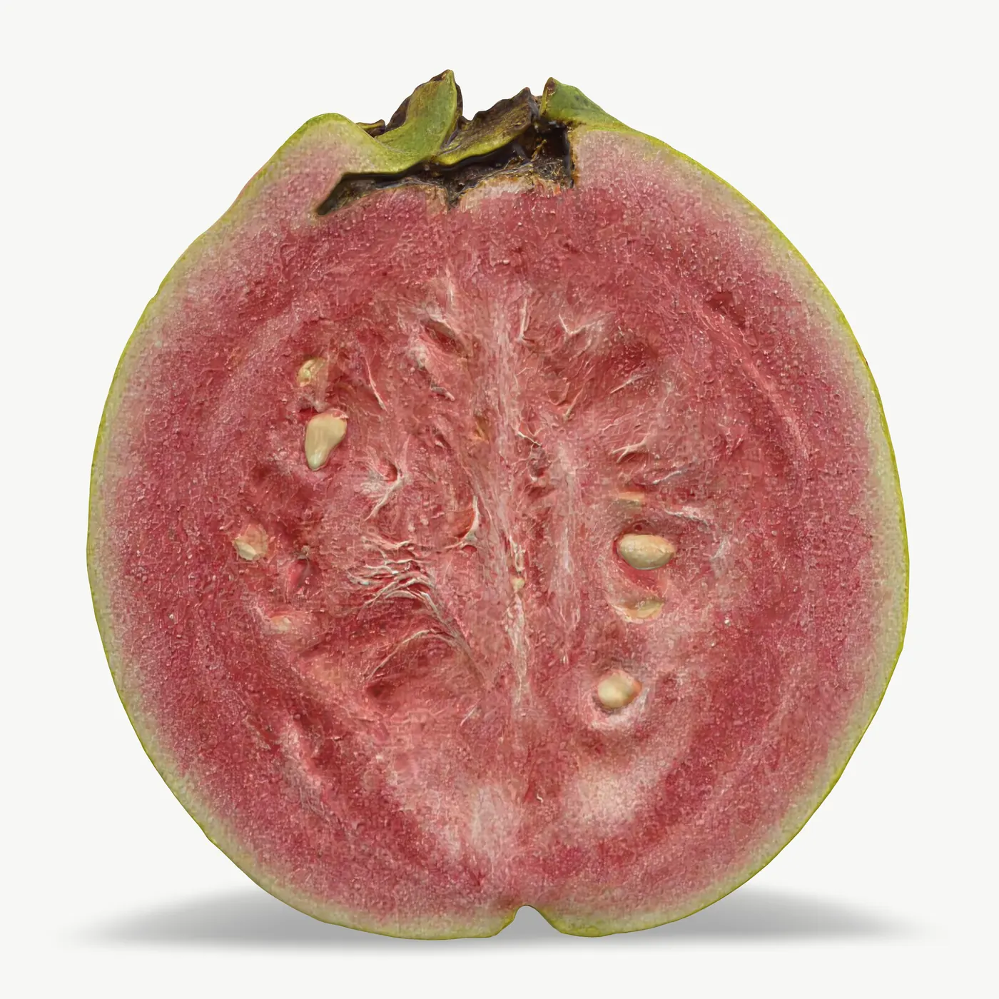 Guayaba de pulpa rosa cortada a lo largo: carne de color rosa viejo con moteado fino, unas pocas semillas crema repartidas por la zona central y una franja pálida bajo la piel